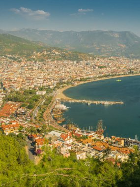 Alanya, Türkiye. Alanya şehrinin güzel panoramik manzarası, Akdeniz, kırmızı kule, Alanya Kalesi 'nin deniz feneri. Tatil kartpostal arkaplanı