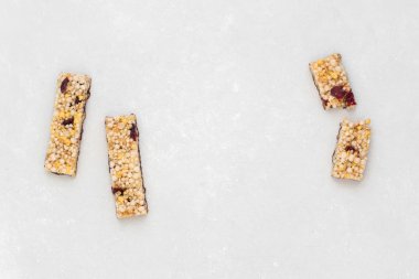 Yaş karşıtı atıştırma, sağlıklı yiyecekler. Yaşlanma önleyici içerikli Snak ürünleri. Tam tahıllı fitness çubuğu