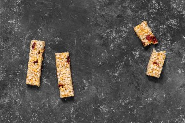 Yaş karşıtı atıştırma, sağlıklı yiyecekler. Yaşlanma önleyici içerikli Snak ürünleri. Tam tahıllı fitness çubuğu