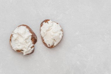 Beyaz arka planda krem peynirli tam tahıllı bruschetta. Üst Manzara. Yakın plan.