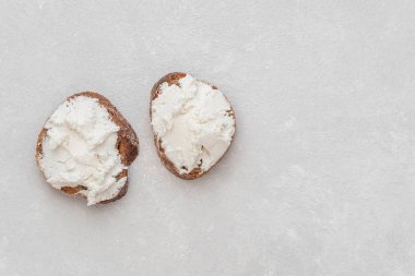 Beyaz arka planda krem peynirli tam tahıllı bruschetta. Üst Manzara. Yakın plan.