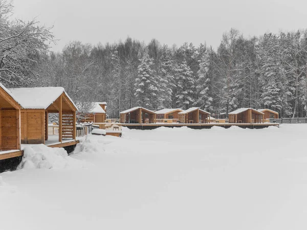 Дерев'яні будинки для барбекю у засніженому зимовому парку. Перголи з терасами для активного відпочинку — стокове фото