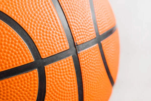 Pelota de baloncesto naranja de cerca. Fragmento, rayas negras, textura. Fondo geométrico deportivo — Foto de Stock