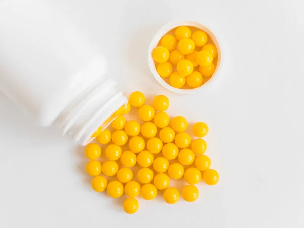 Vitamíny Antivirové Tablety Kulaté Žluté Zdravé Pilulky Pilulky Láhev Bílém — Stock fotografie