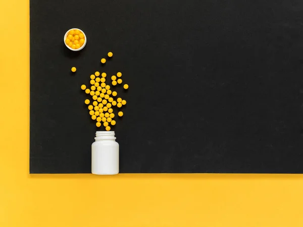Vitamíny Antivirové Tablety Kulaté Žluté Zdravé Pilulky Pilulky Láhev Černém — Stock fotografie