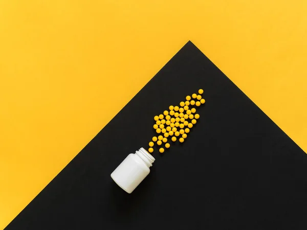 Vitamíny Antivirové Tablety Kulaté Žluté Zdravé Pilulky Pilulky Láhev Černém — Stock fotografie