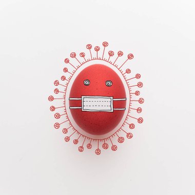 Kırmızı tavuk paskalya yumurtası, virüs molekülü ve tıbbi maske. Asgari koronavirüs salgını tatil konsepti. Beyaz arkaplan