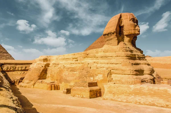 Ägyptische Sphinx. Kairo. Gizeh. Ägypten. Reisehintergrund. Architekturdenkmal. Die Gräber der Pharaonen. Urlaub Urlaub Hintergrundbild — Stockfoto