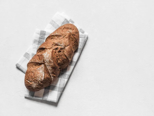 Loaf Mörkt Bovete Bröd Vit Textil Servett Vitt Bord Bakgrund Stockbild