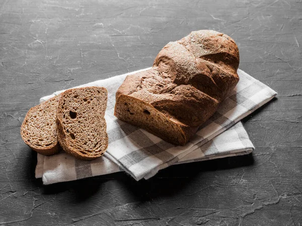 Loaf Mörkt Bovete Bröd Vit Textil Servett Svart Bord Bakgrund Stockfoto