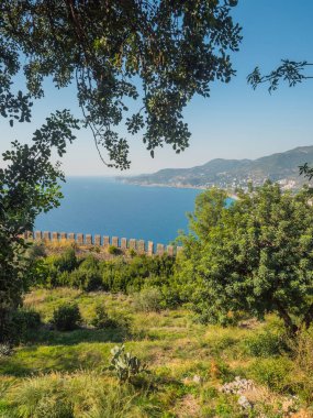 Alanya, Türkiye. Akdeniz 'deki Alanya Şatosu ve günbatımında Kleopatra Sahili' nden güzel bir manzara. Tatil kartpostal arkaplanı