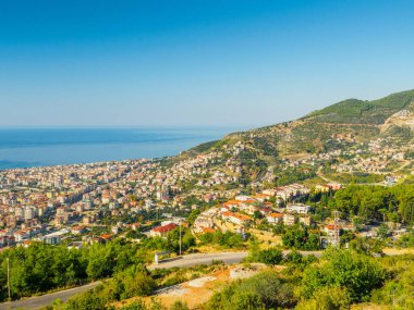 Alanya, Türkiye. Dağda güzel manzaralı yeni evler. Gayrimenkul. Tatil kartpostal arkaplanı
