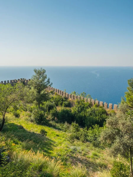Alanya, Turchia. Bella vista dalla fortezza Alanya Castello del Mar Mediterraneo e Cleopatra spiaggia al tramonto. Vacanza cartolina sfondo — Foto Stock
