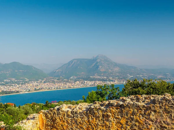 Alanya, Turquía. Hermosa vista desde la fortaleza Alanya Castillo del Mar Mediterráneo y playa al atardecer. Fondo de la postal de vacaciones — Foto de Stock