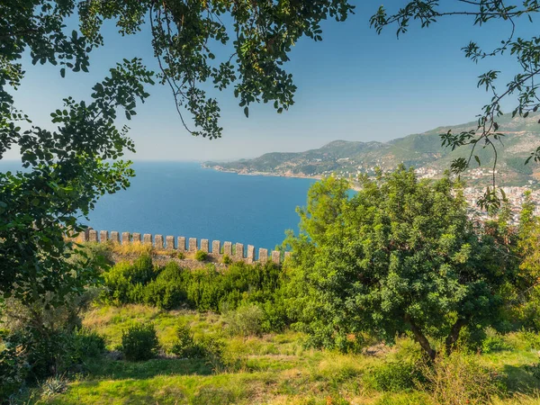 Alanya, Türkiye. Akdeniz 'deki Alanya Şatosu ve günbatımında Kleopatra Sahili' nden güzel bir manzara. Tatil kartpostal arkaplanı