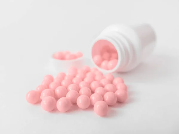 Vitamíny Antivirové Tablety Kulaté Růžové Zdravé Pilulky Pilulky Láhev Bílém — Stock fotografie