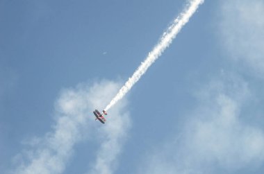 Avioneta volando en el aire