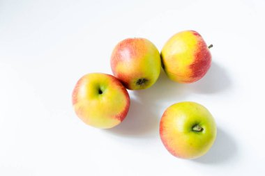 Meyveli bileşim: beyaz arkaplanda izole edilmiş elma