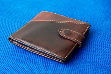 Arka planda parası olmayan boş bir cüzdan. İflas boş bir cüzdan. Borç ve ipoteği ödemek mümkün değil.