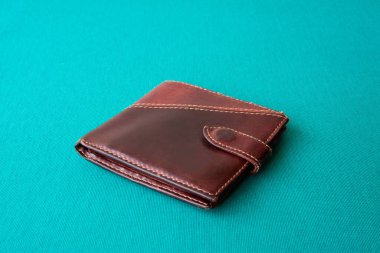 Arka planda parası olmayan boş bir cüzdan. İflas boş bir cüzdan. Borç ve ipoteği ödemek mümkün değil.