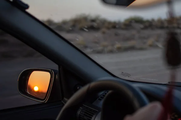 Tipik bir görüntü. Araba sürerken yolda gün ışığının düştüğünü görüyorsunuz.