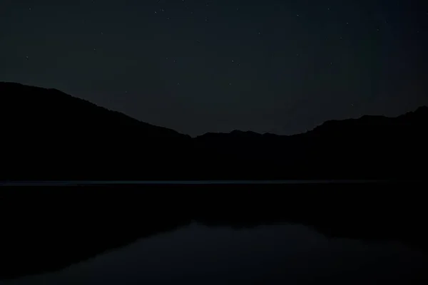 Ночная Съемка Озера Гор Вокруг Звезд — стоковое фото