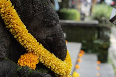 Budist tapınağında sarı madalyon