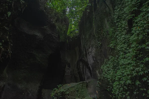 Úzká Cesta Mezi Kameny Dosažení Barev — Stock fotografie