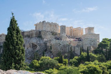 Akropolis, Yunanca, Yunanca 