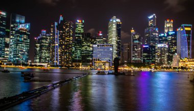 Modern şehir, gece sahnesi Singapur 