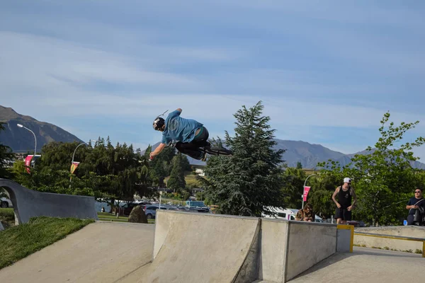 Joven Persong Ciclismo Skatepark — Foto de Stock