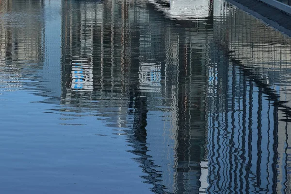 Abstracte Reflectie Van Water Uit Bouw — Stockfoto