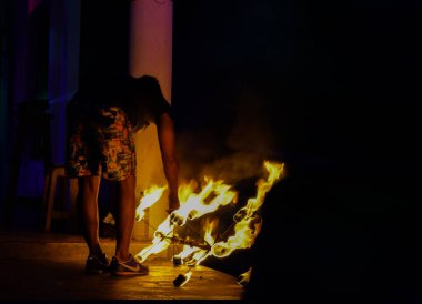 Soyut ışıklar, dans eden adam.