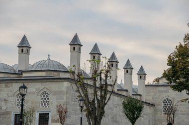 Şehrin etrafında soyut siyah beyaz