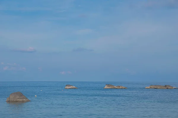 从泰国看水面上的石头 — 图库照片