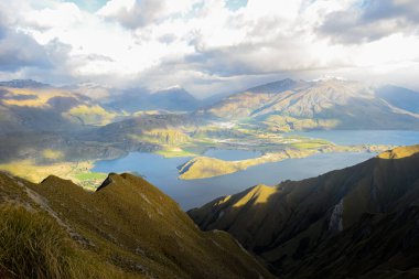 dağ, bulutlar ve göl