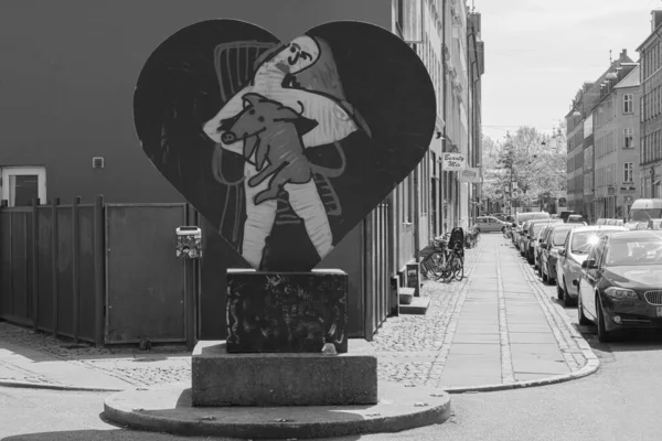 コペンハーグの象徴的な心の抽象的な黒と白 ヴェスターブロ — ストック写真