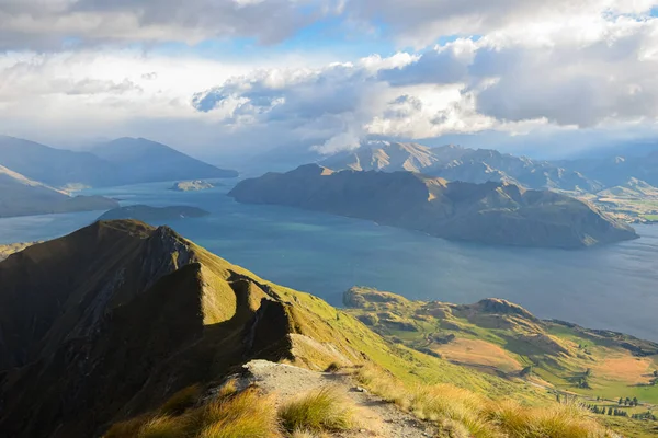 Yeni Zelanda 'nın zirvesi, dağ bulutları ve gölü.