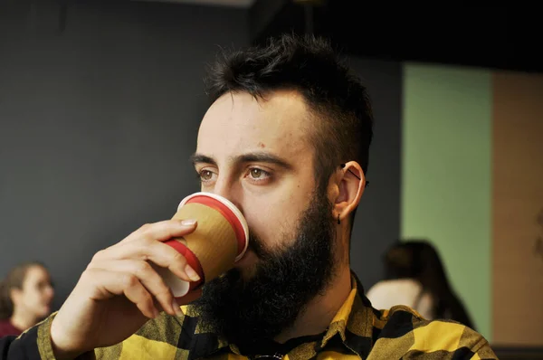 Ung Man Dricker Kaffe Ett Kafé Tidigt Morgonen — Stockfoto
