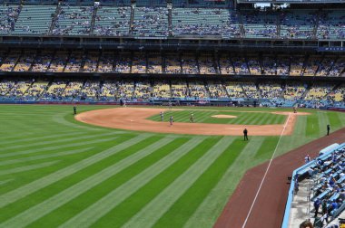 Dodger Stadyumu Los Angeles California 'da maçta. Güneşli bir günde beyzbol maçı