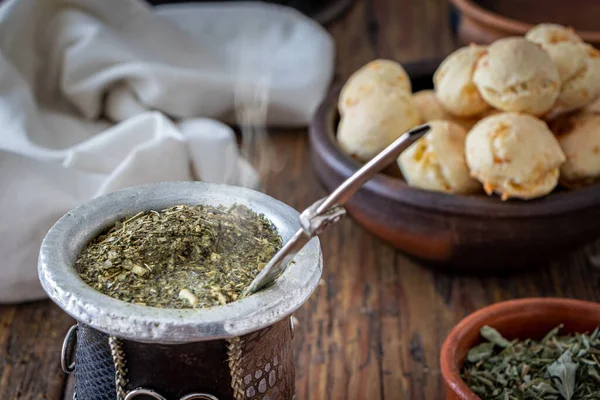 Chipa bir arjantinli çerez ekmeği, Mate ise Arjantin ve Uruguay 'dan tipik bir sıcak içecek.