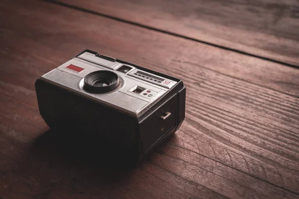 Kırsal ahşap masada 60 'lardan kalma eski ve yıpranmış fotoğraf makinesi.
