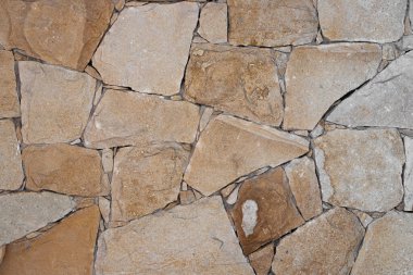 Taştan duvar dokusu elle işliyor.