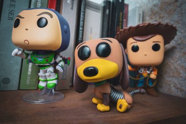 Oyuncak Hikayesi, Buzz, Woody ve Slinky 'den üç Funko Pop oyuncağı olan kütüphane