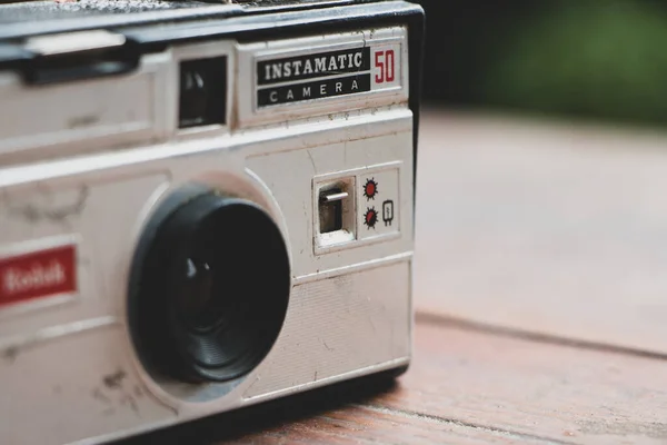 Instamatic Cámara Fotos Los Años Mesa Madera Rústica — Foto de Stock