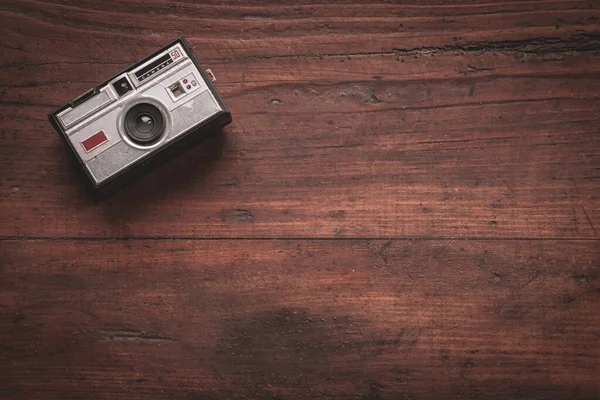 60 'lardan kalma Instamatic 50 fotoğraf makinesi kırsal ahşap masada.