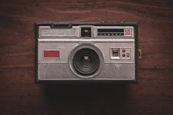 Instamatic Φωτογραφική Μηχανή Από Δεκαετία Του Ρουστίκ Ξύλινο Τραπέζι — Φωτογραφία Αρχείου