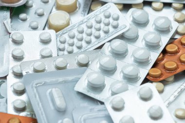 Farklı ilaçların ilaç yığını