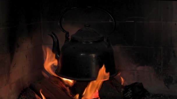 Vieja Tetera Con Agua Para Mate Argentino Sobre Fuego Leña — Vídeo de stock