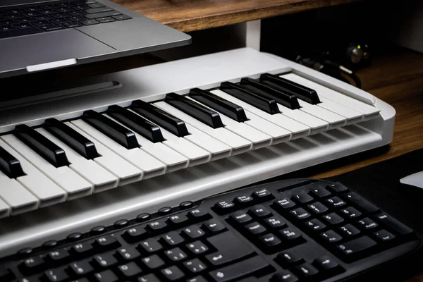 Vista Estúdio Casa Músico Com Laptop Teclado Mouse Controlador Tablet — Fotografia de Stock